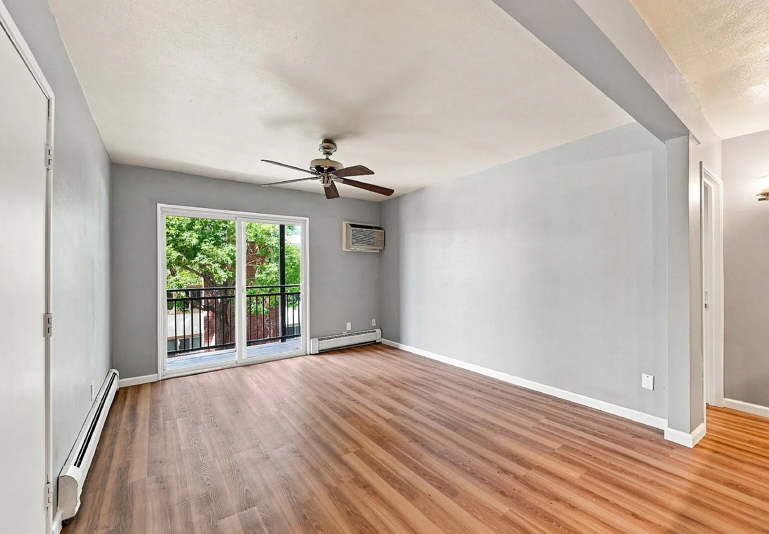1 bed, 1.0 bath, 617 sqft, $1,341 — Photo 2