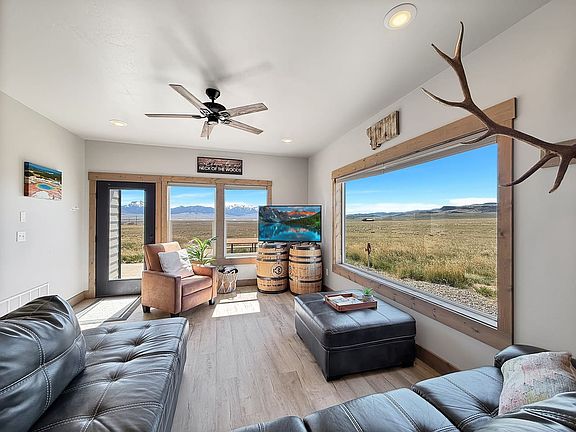 7 Livingroom Looking E