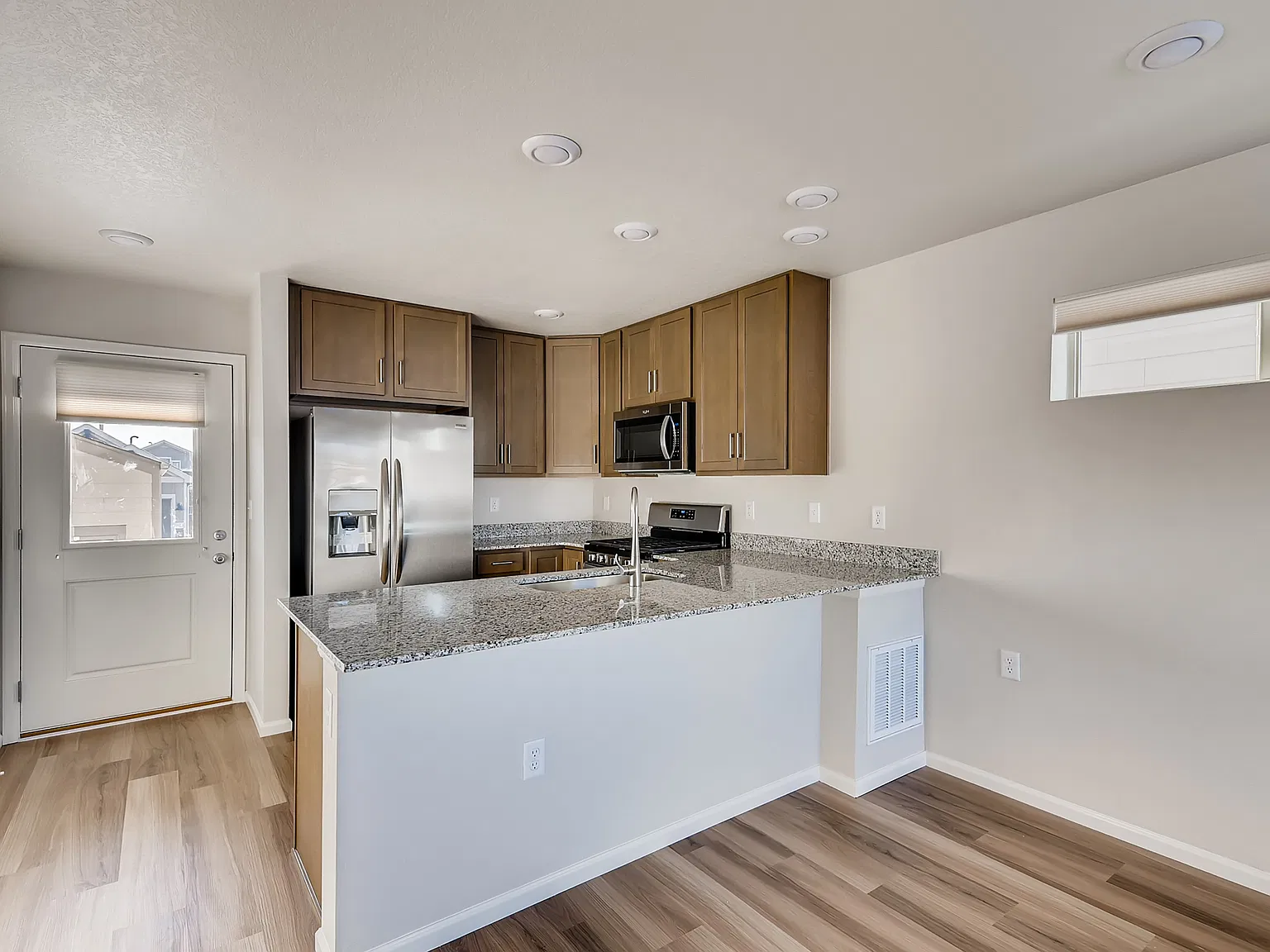 2 bed, 1.5 bath, 896 sqft, $2,200 — Photo 4