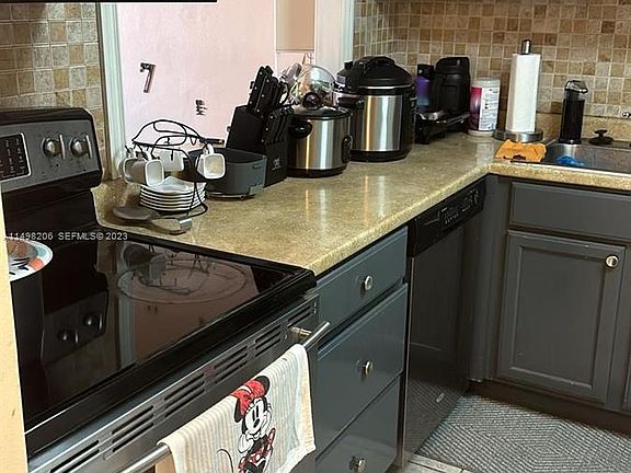 4th image of 480 Executive Center Dr APT 4L