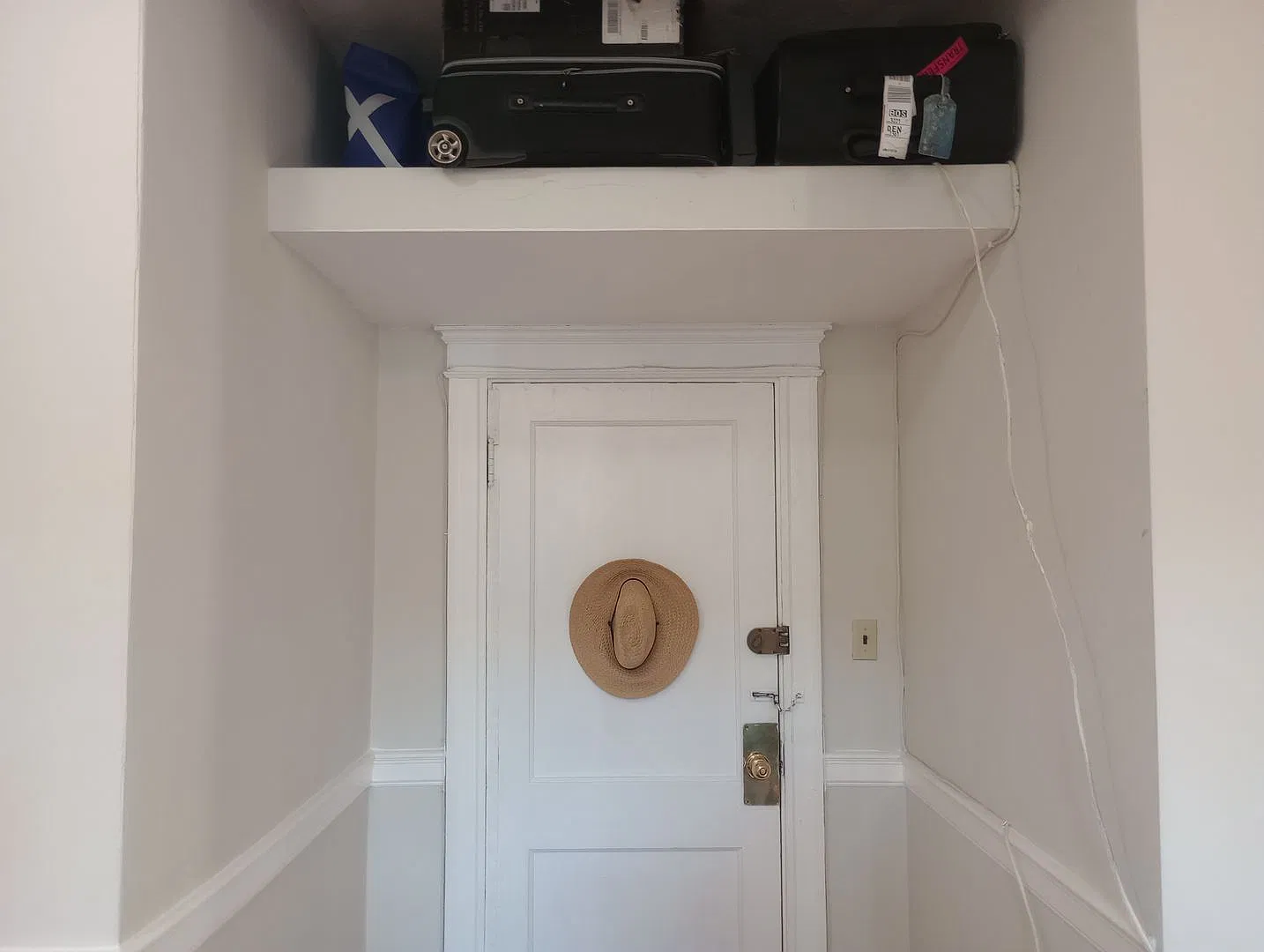 Gleaming hardwood floors in updated STUDIO — Photo 4