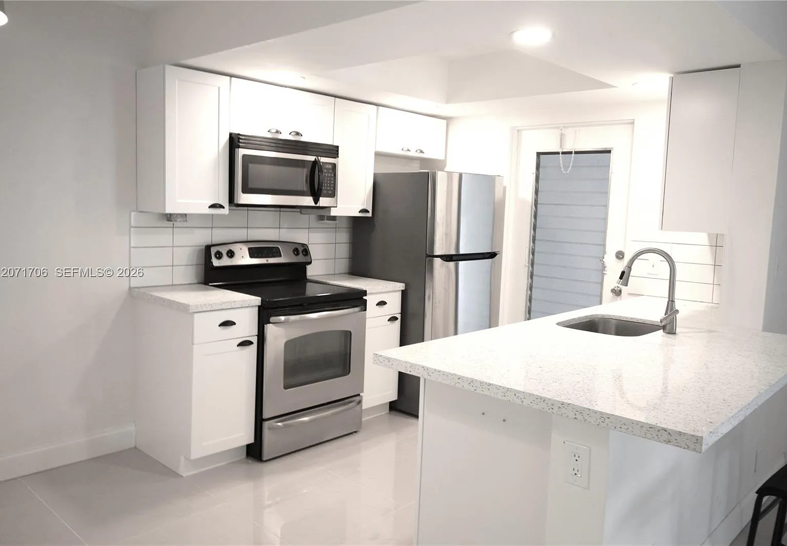 Canterbury Apartments Con — Photo 1