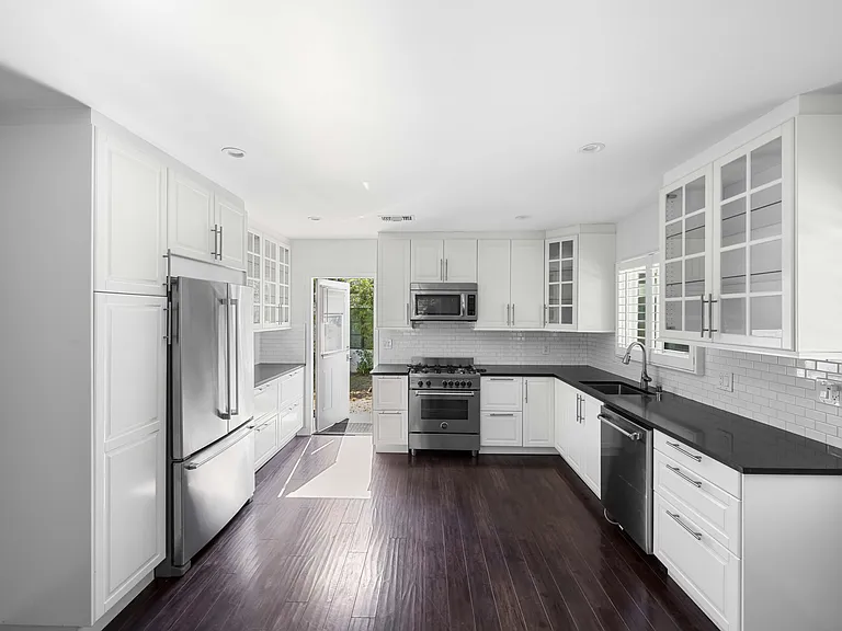 2649 Lake Ave — Photo 5