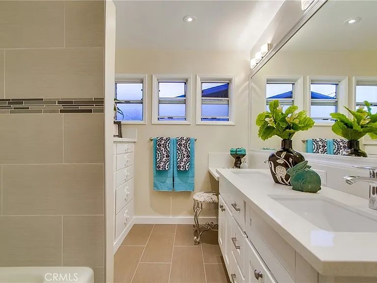 1918 La France Ave — Photo 25