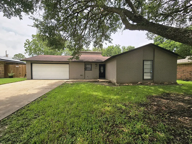 2215 Gontier Dr — Photo 1