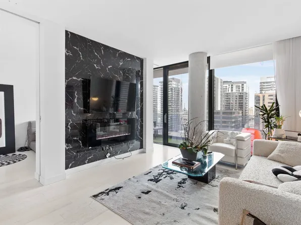242 Rue Young #1005, Montreal, QC H3C 2E9