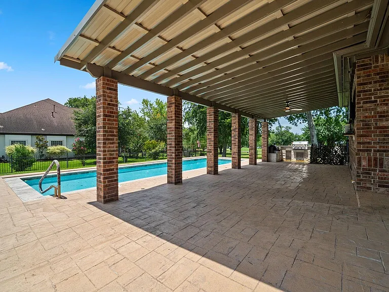 118 Hillsborough Dr W — Photo 25