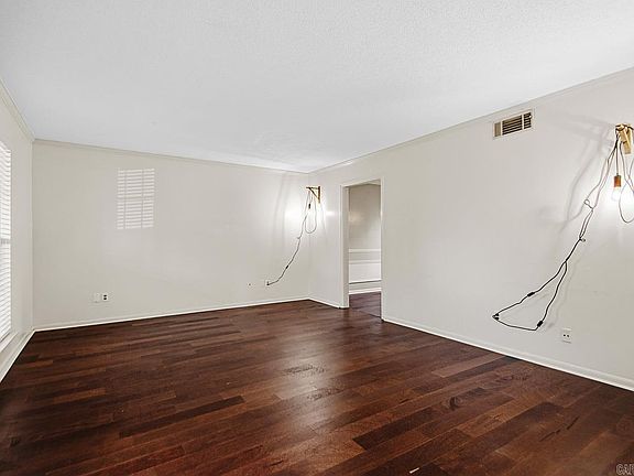 3rd image of 37 Coachlight Dr