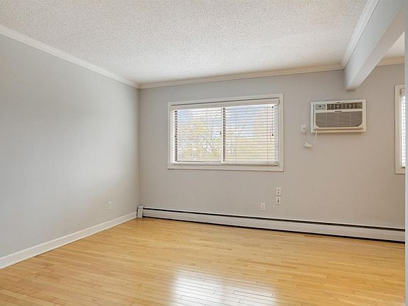 4th image of 440 Ridgewood Ave #104