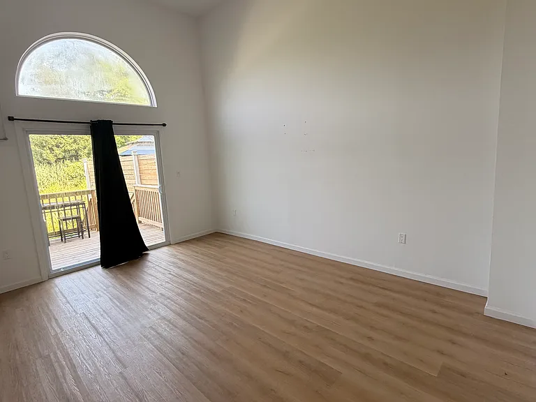 561 Quincy Ave — Photo 1