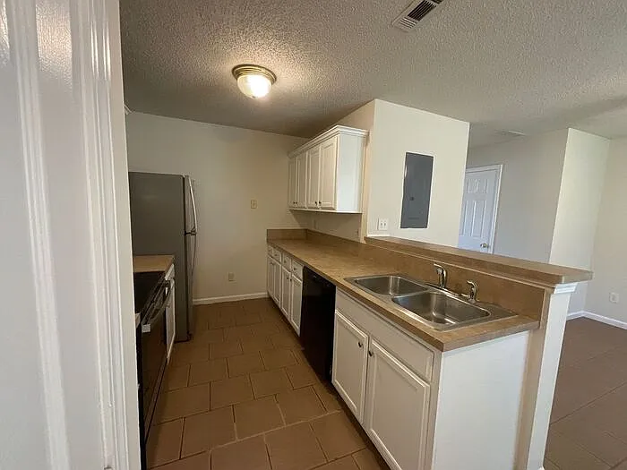 1608 Hallmark Hills Dr — Photo 6