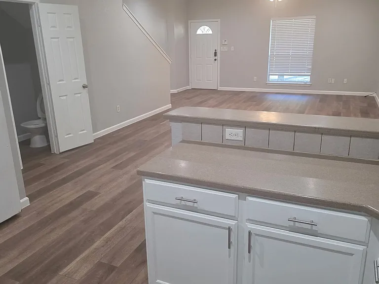 1104 McCormick St — Photo 8