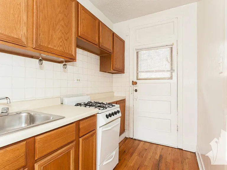 620 W Cornelia Ave — Photo 3