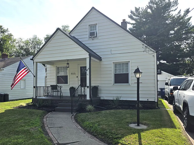 915 Mackow Dr — Photo 1