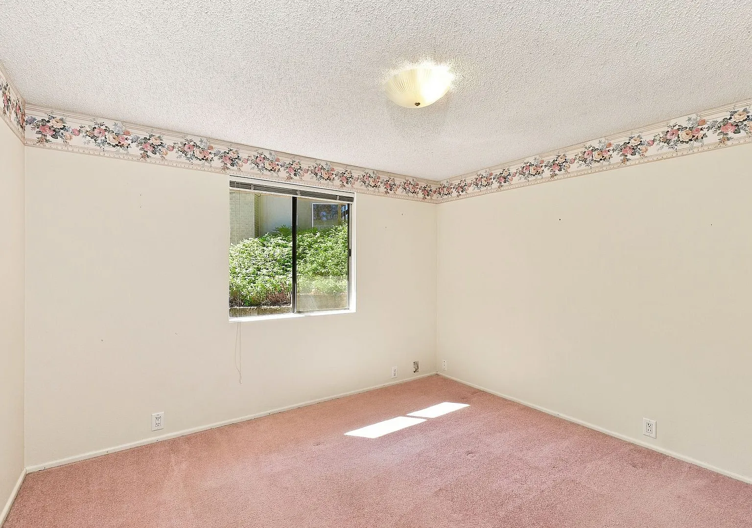 South Hills 3BD/2BA: Deck, Yard & Oversized Garage — Photo 4