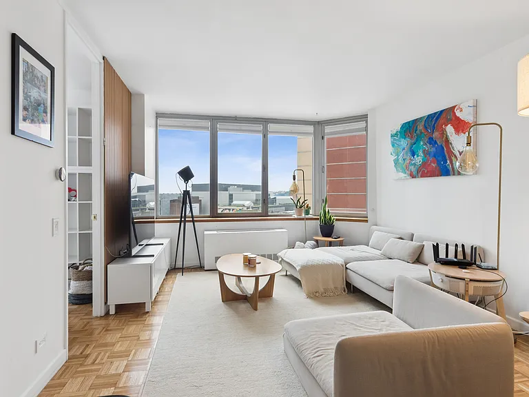 500 W 43rd St #14B — Photo 1