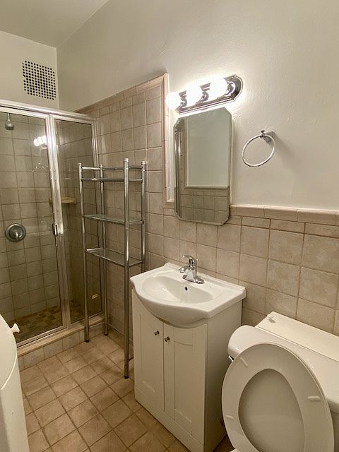 2nd image of 253 E 31st St #1