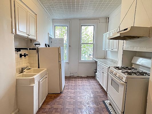 3rd image of 179 Wyckoff Ave APT 2R