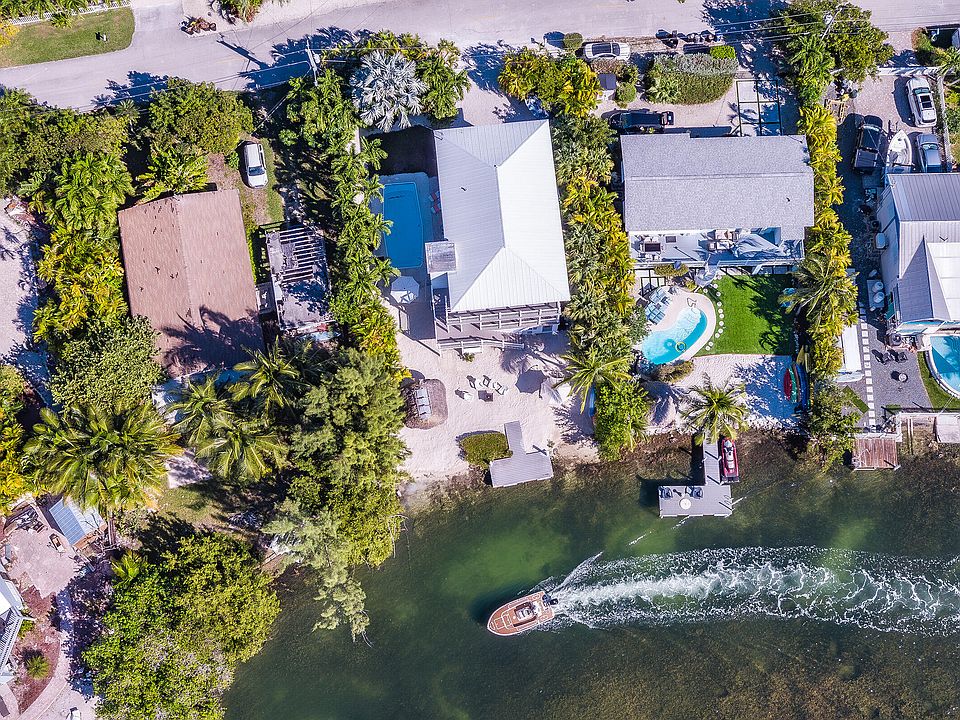 1st image of 70 Bay Dr