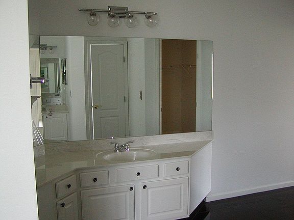 Two sink Master Bath w/ walk-in shower