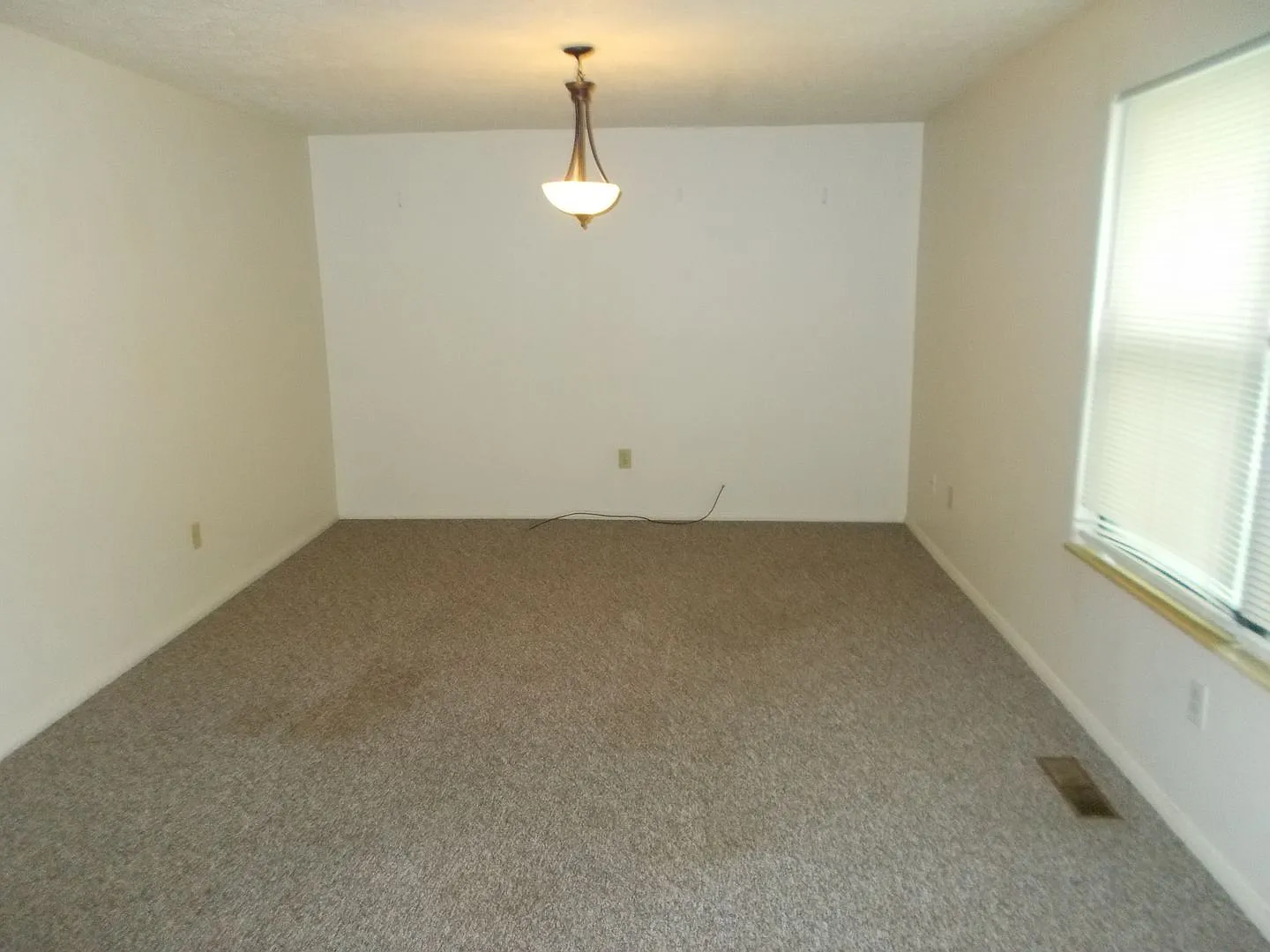 Beautiful Condo In East Richmond — Photo 2