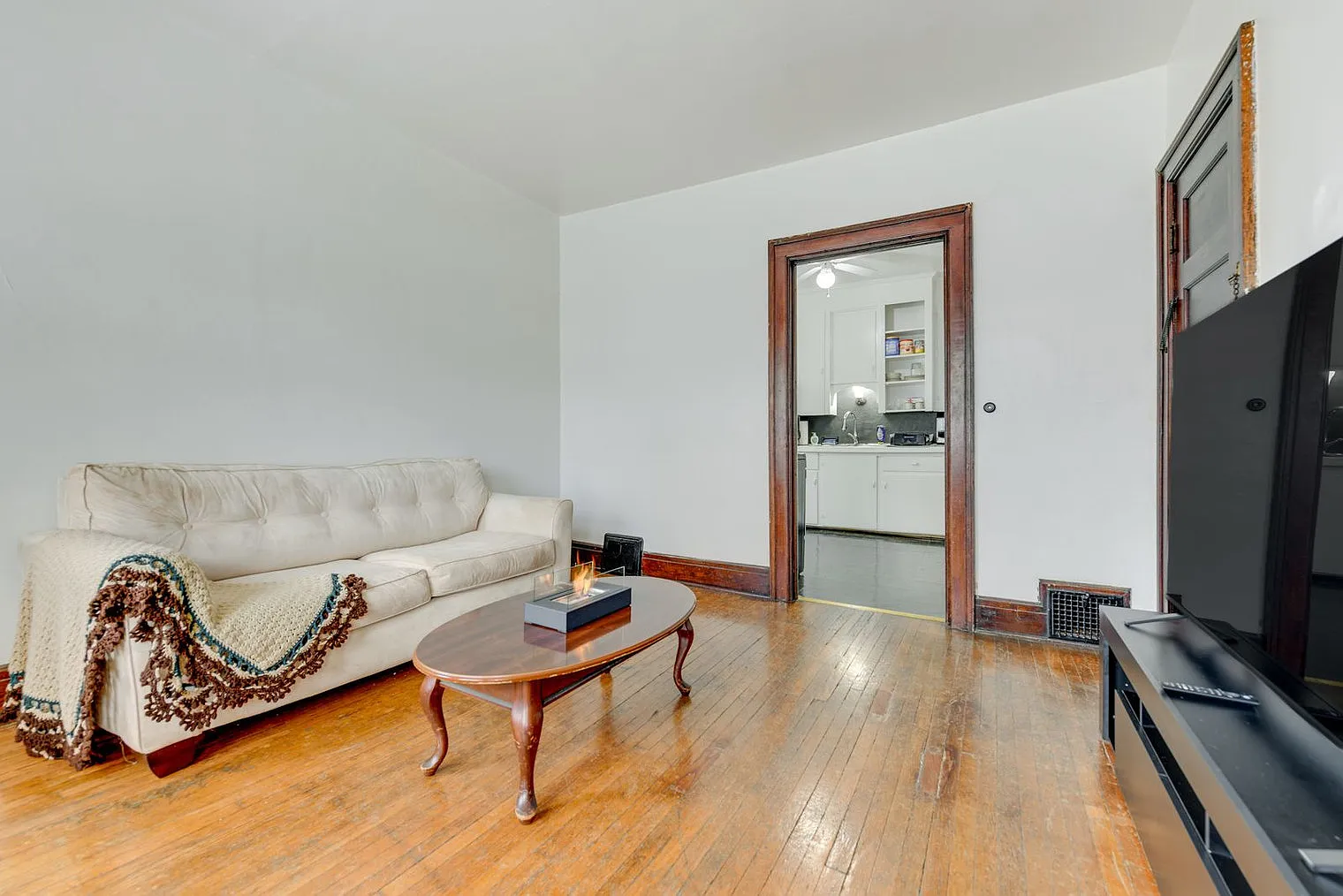 1 bed, 1.0 bath, 592 sqft, $5,547 — Photo 2