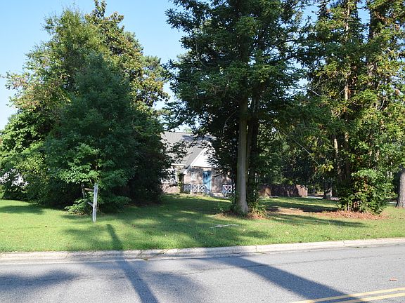 3rd image of 2000 N Walnut St