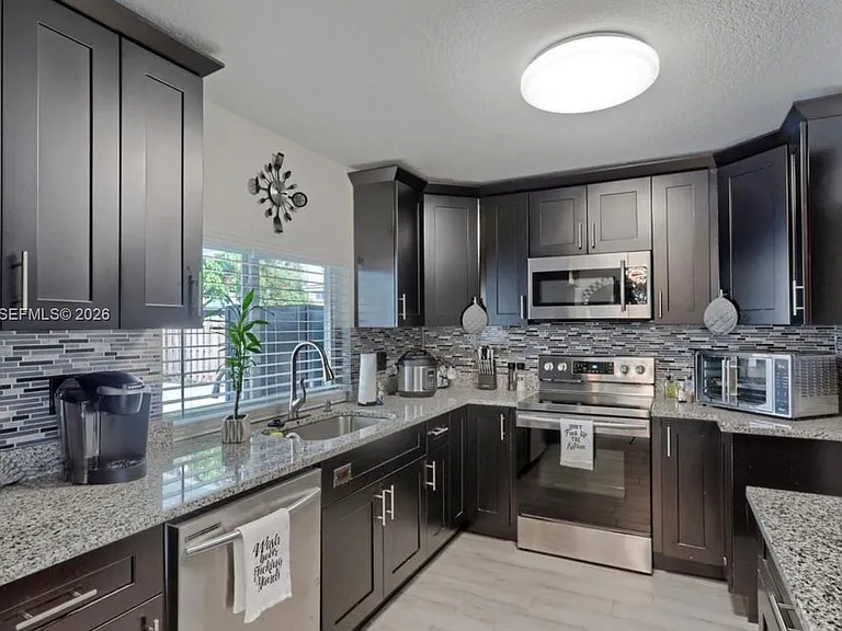 876 Gardenia Dr — Photo 18