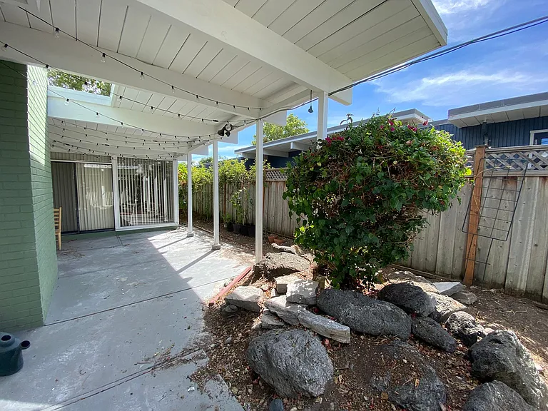 Eleanor Dr — Photo 17