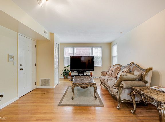 3rd image of 1535 W Touhy Ave APT 1N