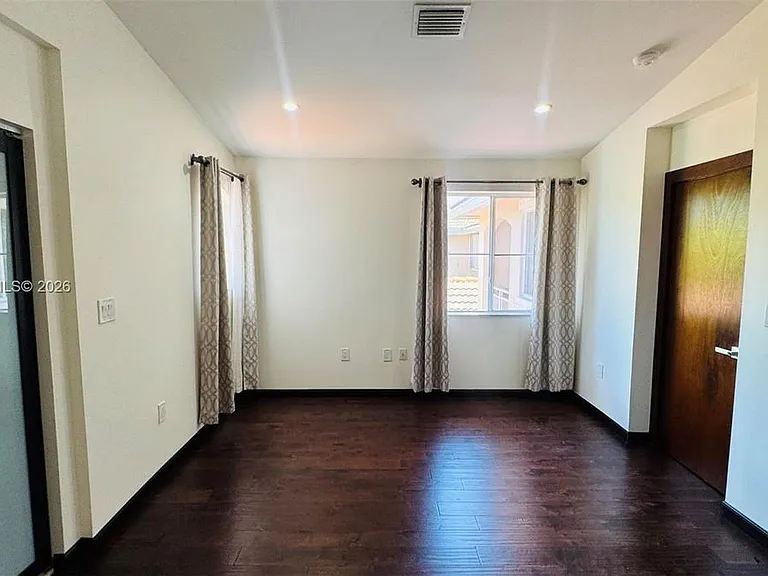 1094 Redwood St #1094 — Photo 8