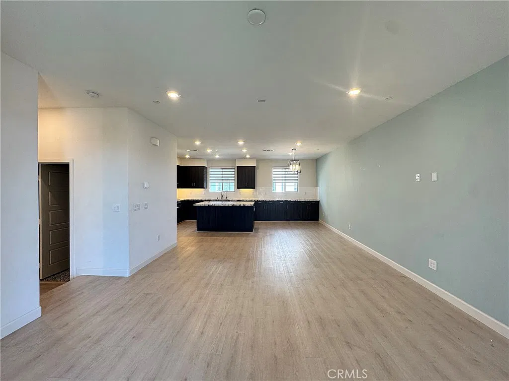 3 bed, 3.5 bath, 2036 sqft, $4,900 — Photo 4