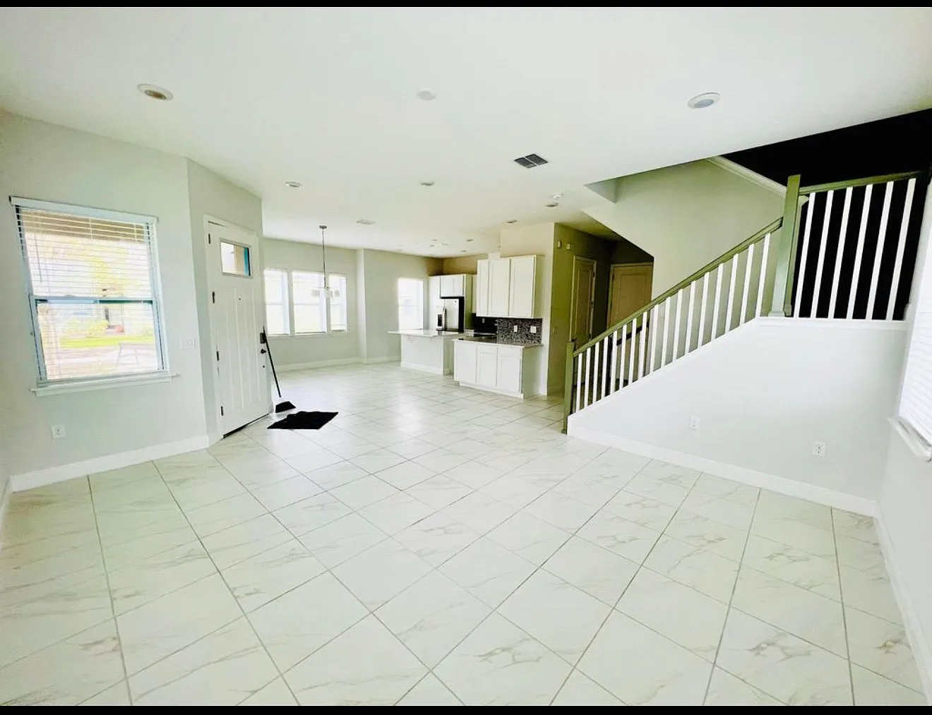 3 bed, 2187 sqft, $3,490 — Photo 2