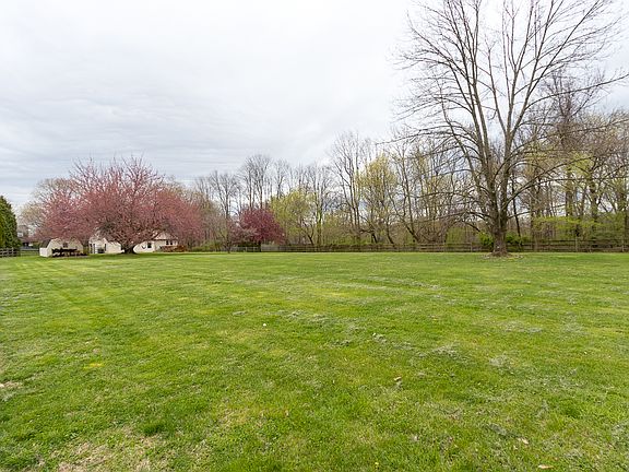2nd image of 130 Schoolhouse Ln