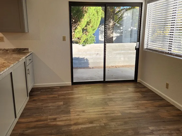 760 W Pine St — Photo 2