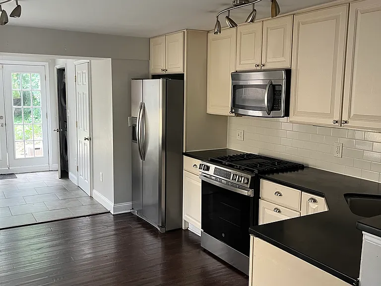 221 S Washington St — Photo 2