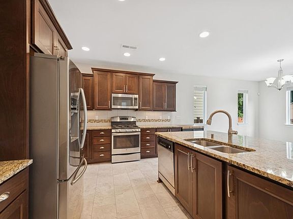 Kitchen w/ large island