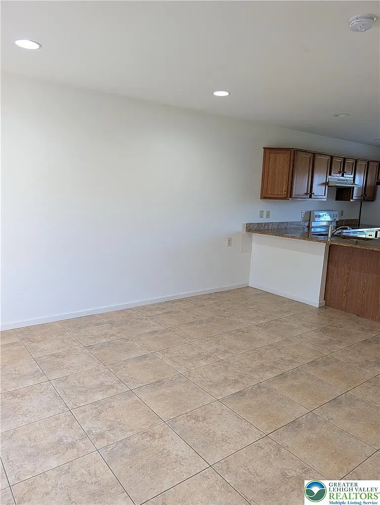 2 bed, 1.5 bath, 1200 sqft, $1,650 — Photo 3