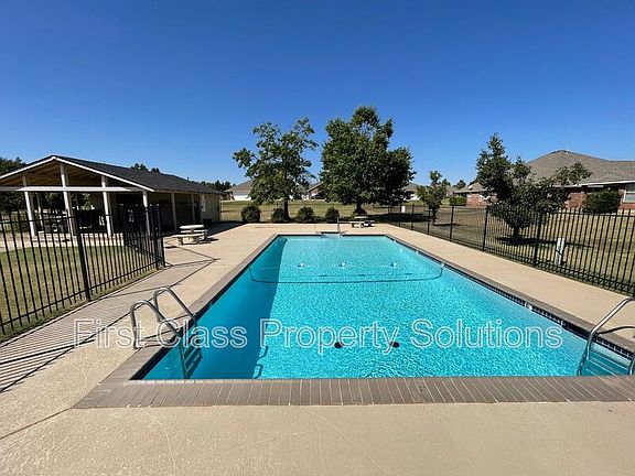 2nd image of 400 N Willowood Dr