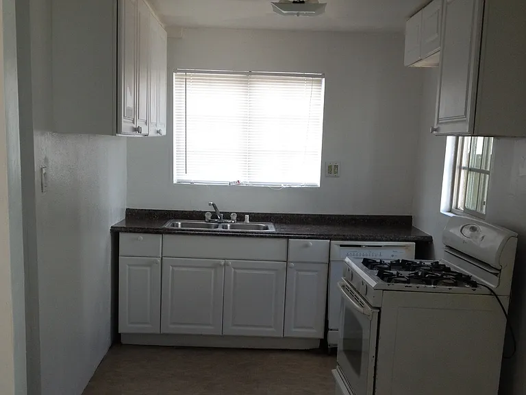 170 E Claremont St #HOUSE — Photo 6