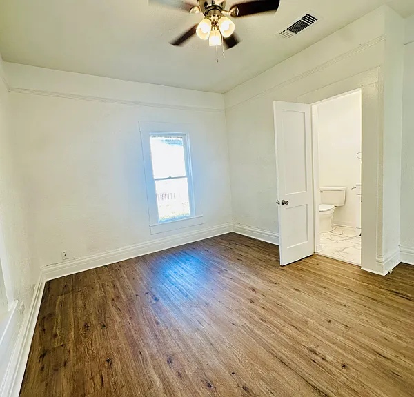 2300 Bryan St — Photo 12
