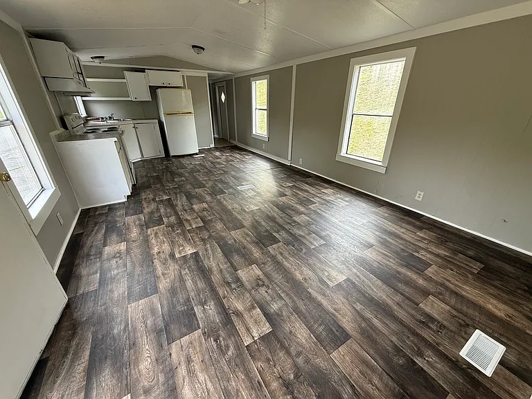 115 Linden Ln — Photo 3