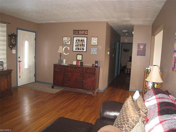 3rd image of 213 Nutwood Dr