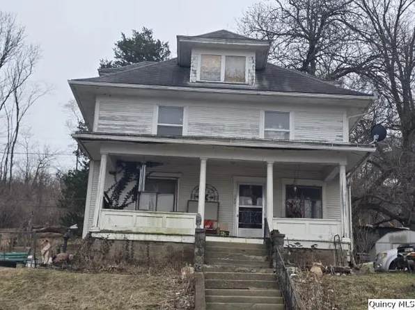 390 W 4th St, Dallas City, IL 62330