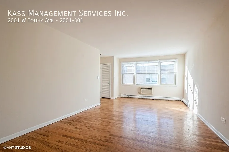 Video Tour Attached! Huge Rogers Park 2bd/2bth with Heat & Gas Included-Separate Living & Dining — Photo 2