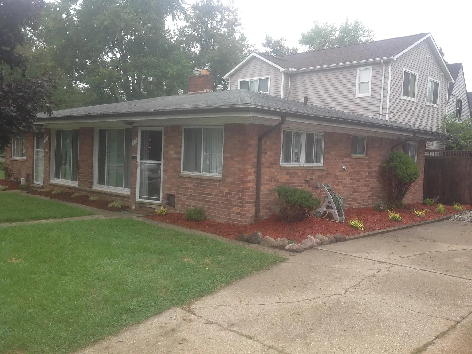 302 Curry Ave — Photo 2