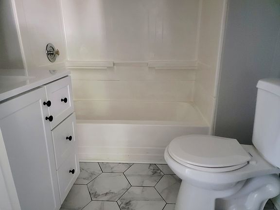 2nd image of 452 Graythorn Rd