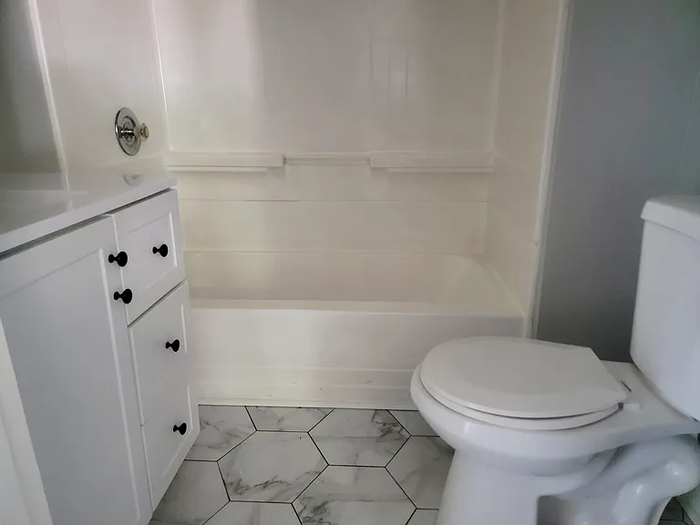 452 Graythorn Rd — Photo 2