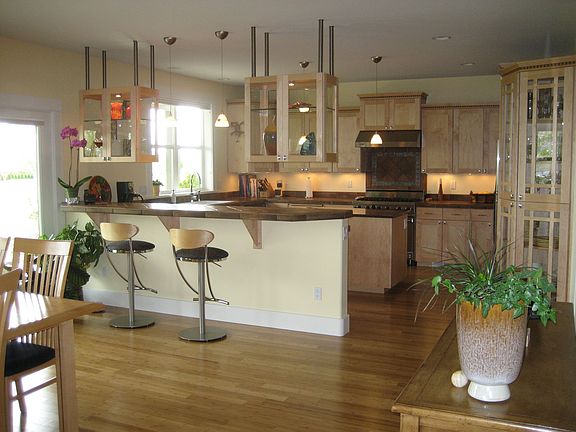 Eating bar/Hangin glass cabinetry/Gourmet kitchen