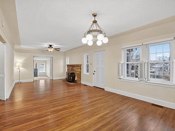 3rd image of 215 Arden St